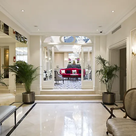 Saint-petersbourg Opera & מלון